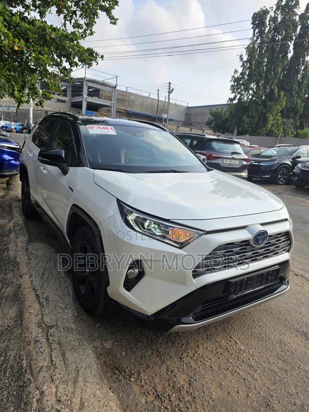 Toyota RAV4 XSE 2019 White