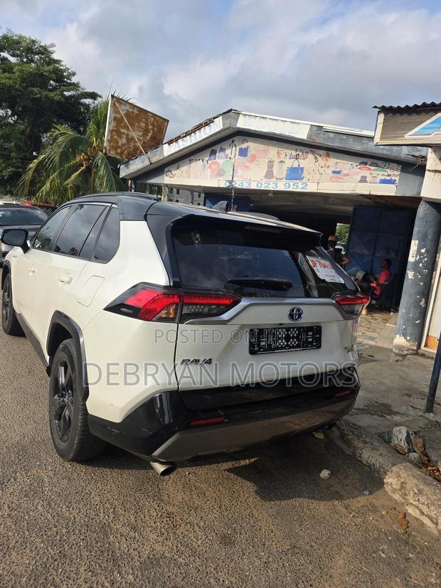 Toyota RAV4 XSE 2019 White