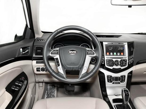BYD E2 47 kWh 94 hp FWD 2019 White