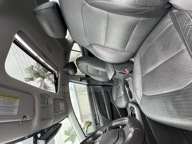 Hyundai Elantra Limited Sedan FWD (2.0L 4cyl 6A) 2017 Blue