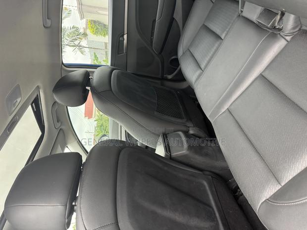Hyundai Elantra Limited Sedan FWD (2.0L 4cyl 6A) 2017 Blue