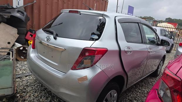 Toyota Vitz 1.3 FWD 5dr 2013 Silver