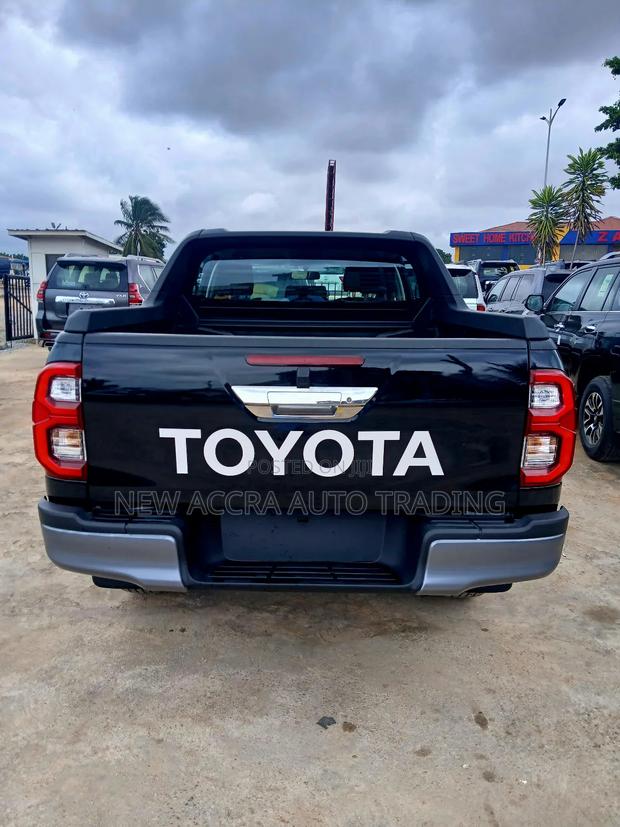 New Toyota Hilux 2025 Black