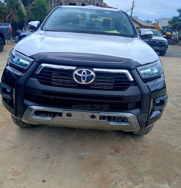 New Toyota Hilux 2025 Black