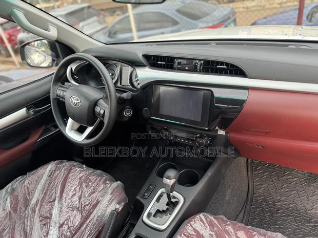 Toyota Hilux 2024 White