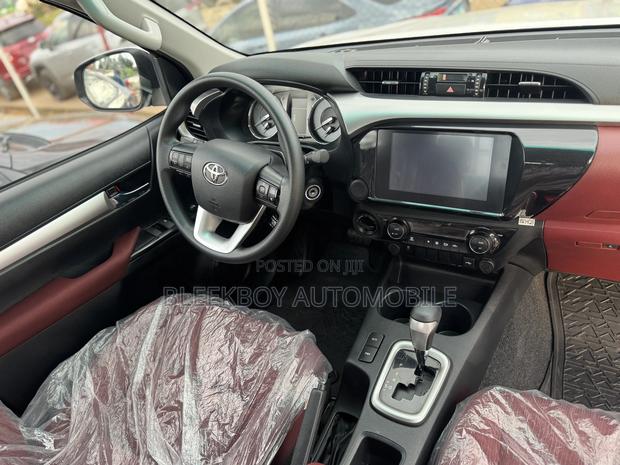 Toyota Hilux 2024 White