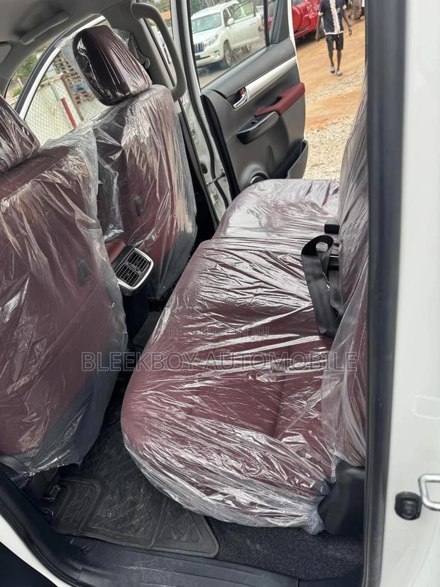 Toyota Hilux 2024 White