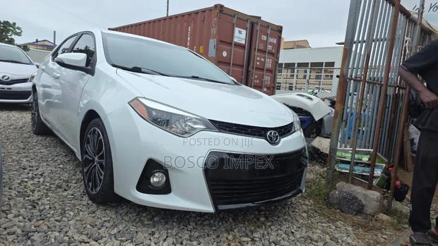 Toyota Corolla S 4dr Sedan (1.8L 4cyl CVT) 2016 White