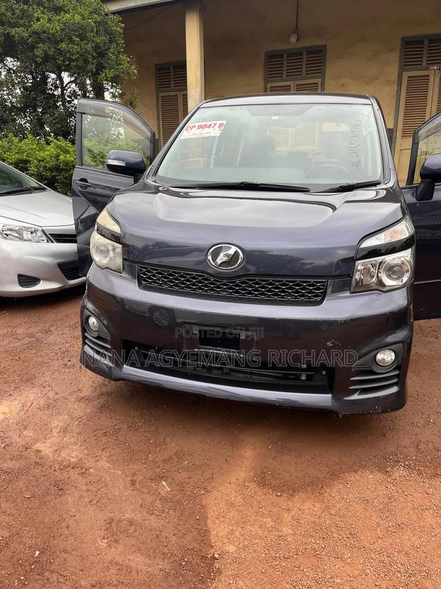 Toyota Voxy 2013 Blue