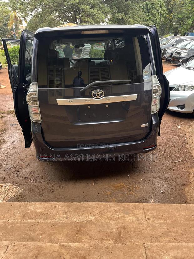 Toyota Voxy 2013 Blue