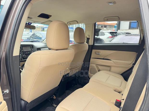 Mitsubishi Outlander SE FWD 2017 Brown
