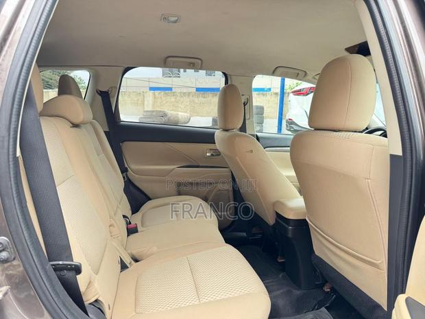 Mitsubishi Outlander SE FWD 2017 Brown