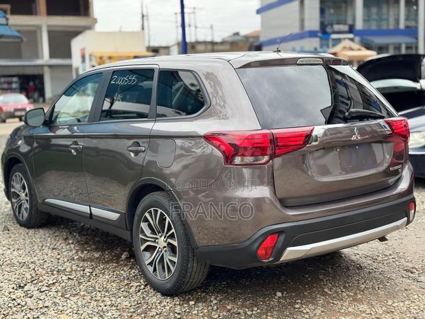 Mitsubishi Outlander SE FWD 2017 Brown
