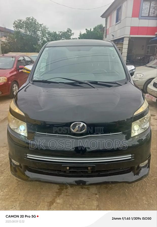 Toyota Voxy 2013 Black