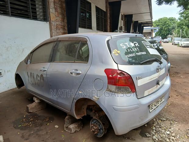 Toyota Vitz 2010 Silver
