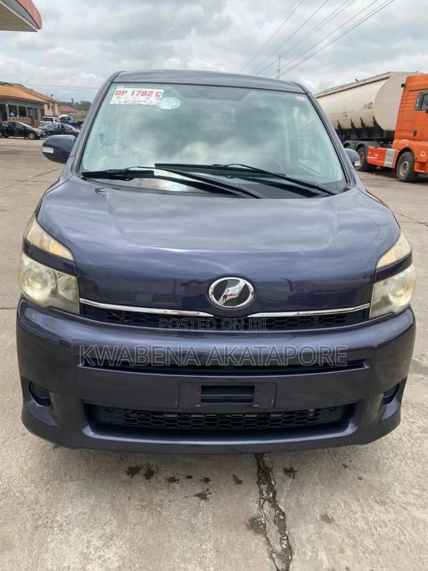Toyota Voxy X 2WD 8-Seater 2014 Gray