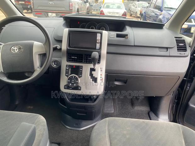 Toyota Voxy X 2WD 8-Seater 2014 Gray