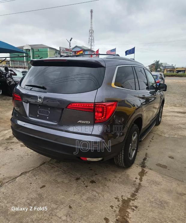Honda Pilot Touring 4dr SUV 4WD (3.5L 6cyl 9A) 2017 Gray