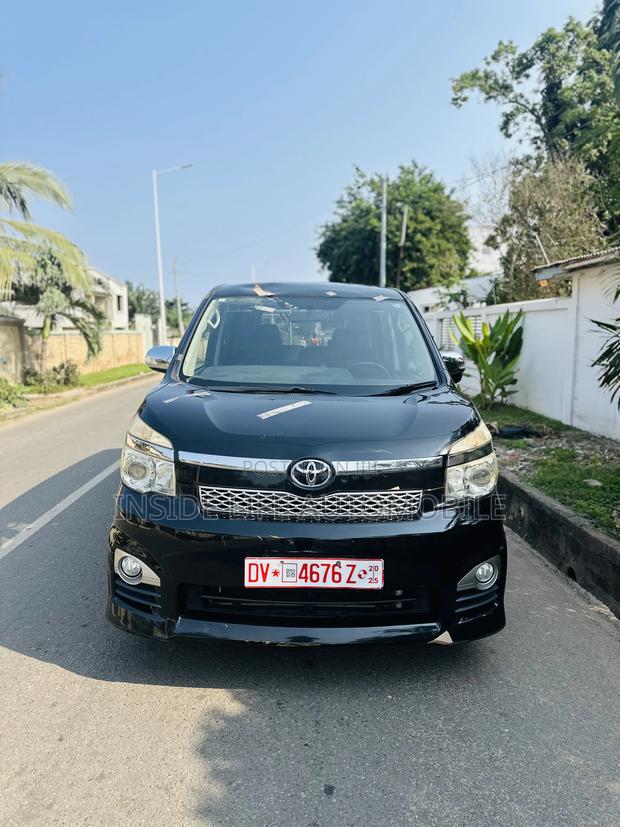 Toyota Voxy 2013 Black
