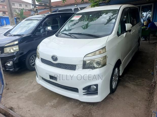 Toyota Voxy 2013 White