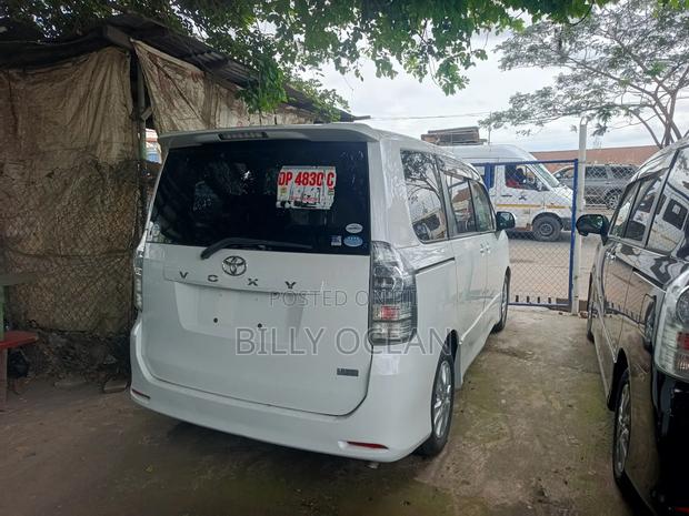 Toyota Voxy 2013 White