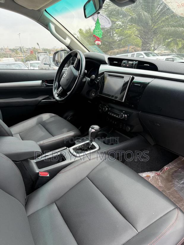 Toyota Hilux Revo Double Cab Deisel 2.4 AWD 2018 White