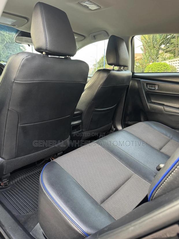 Toyota Corolla SE (1.8L 4cyl 6M) 2018 Black