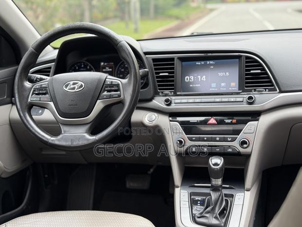 Hyundai Elantra Limited Sedan FWD (2.0L 4cyl 6A) 2017 Gray