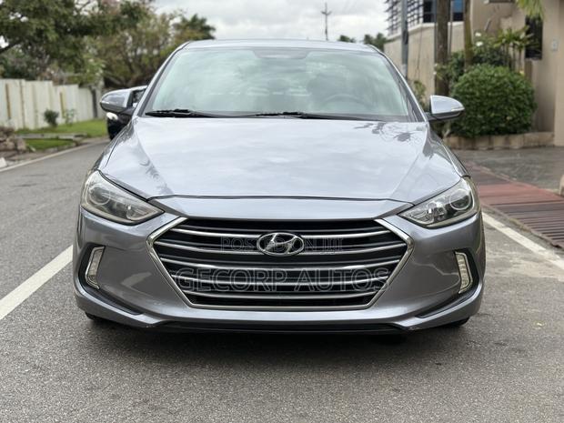 Hyundai Elantra Limited Sedan FWD (2.0L 4cyl 6A) 2017 Gray