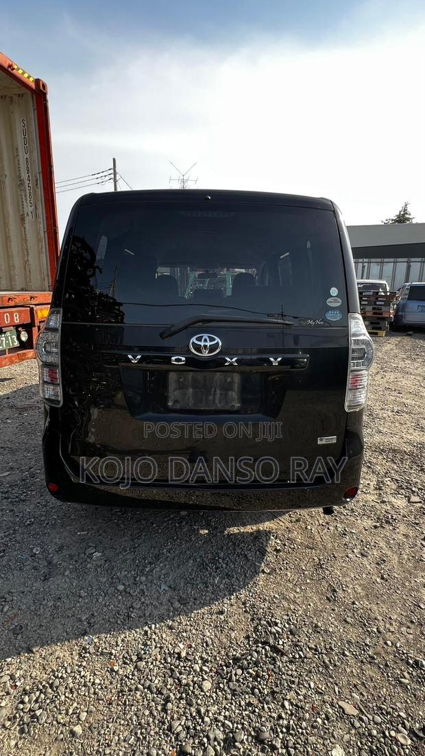 Toyota Voxy 2011