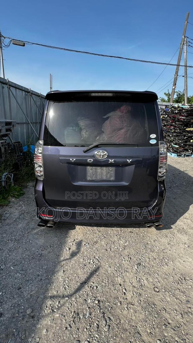 Toyota Voxy 2011