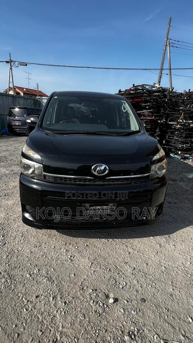 Toyota Voxy 2011
