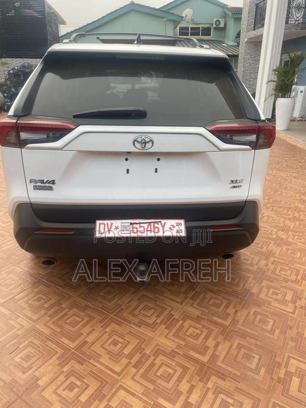Toyota RAV4 XLE 2022 White