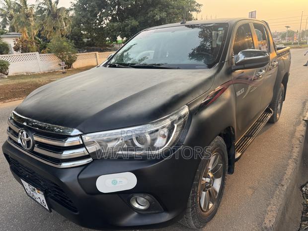 Toyota Hilux SR 4x4 2016 Black