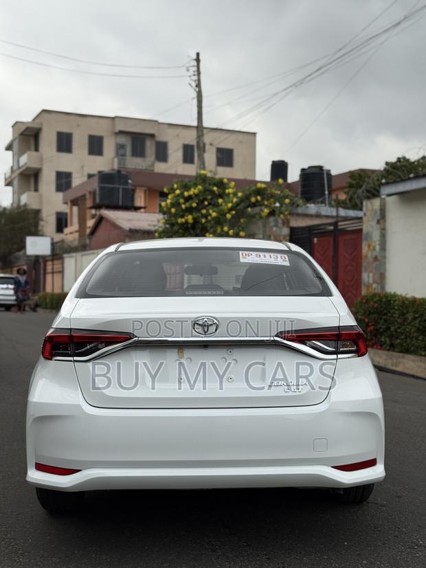 Toyota Corolla Hybrid LE 2025 White