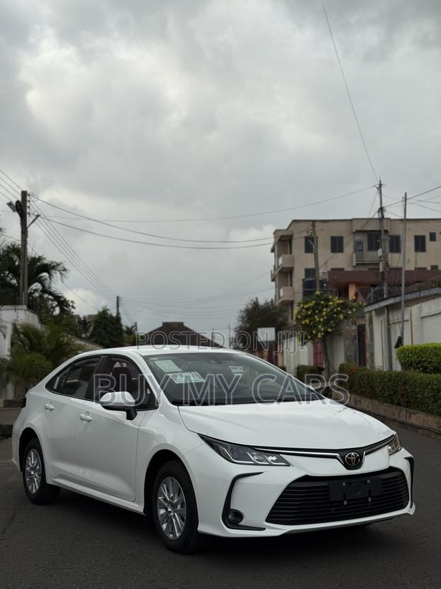 Toyota Corolla Hybrid LE 2025 White
