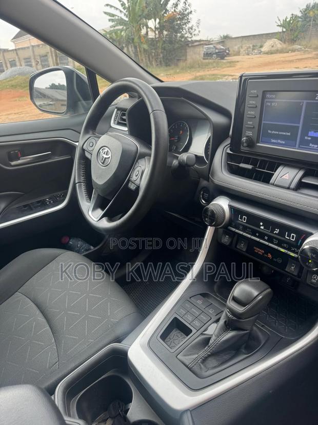 Toyota RAV4 XLE 2021 Gray
