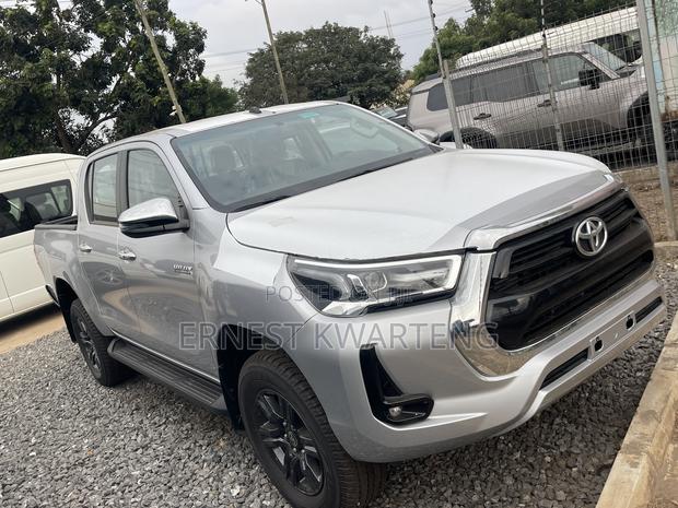 New Toyota Hilux 2025 Gray