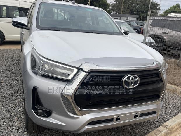 New Toyota Hilux 2025 Gray