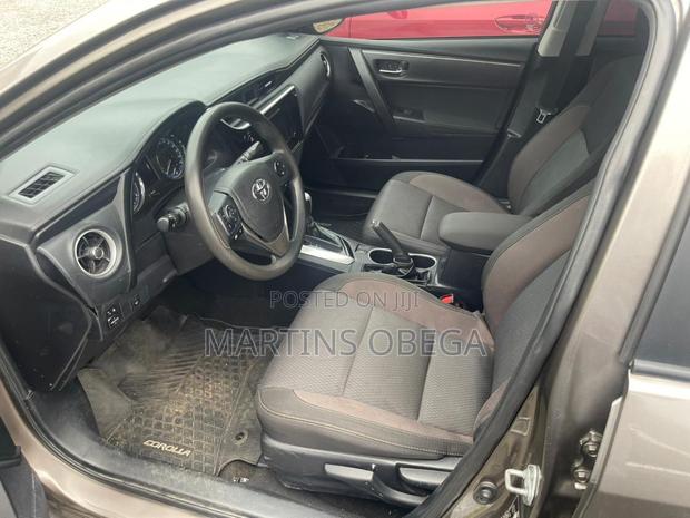 Toyota Corolla LE (1.8L 4cyl 2A) 2019 Brown