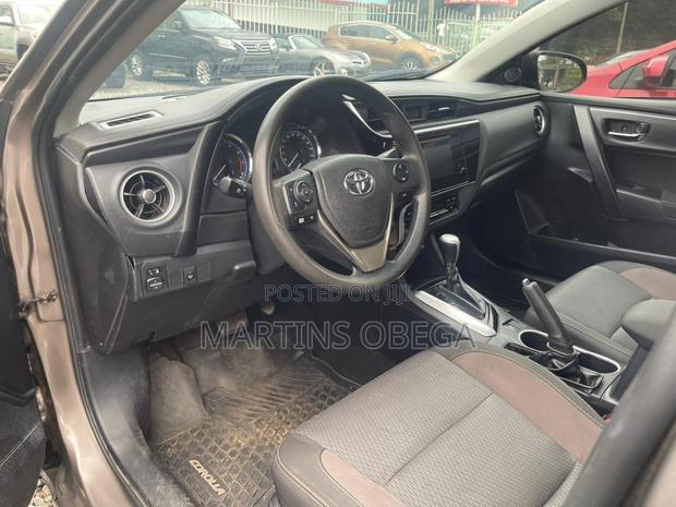 Toyota Corolla LE (1.8L 4cyl 2A) 2019 Brown