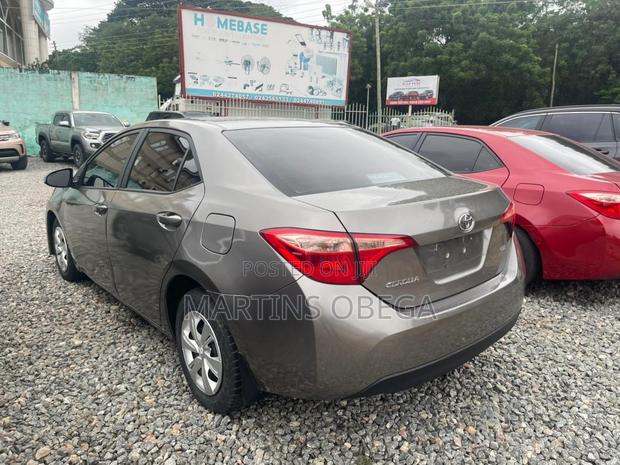 Toyota Corolla LE (1.8L 4cyl 2A) 2019 Brown