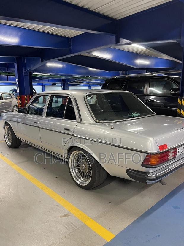 Mercedes-Benz W123 1979 Silver
