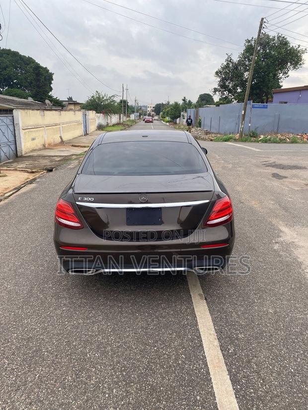 Mercedes-Benz E300 2018 Gold