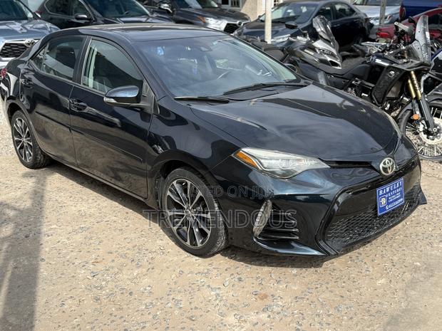 Toyota Corolla XLE (1.8L 4cyl 2A) 2018 Black
