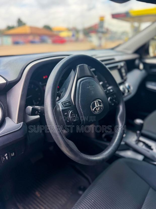 Toyota RAV4 LE AWD (2.5L 4cyl 6A) 2017 White