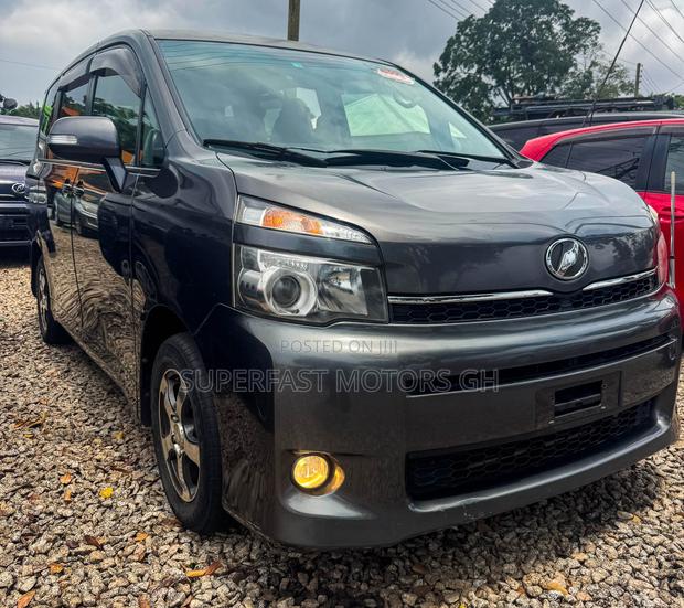 Toyota Noah 2.0 143hp AWD (8 Seater) 2012 Gray