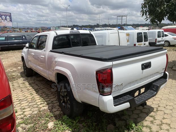 Toyota Tacoma 2022 White