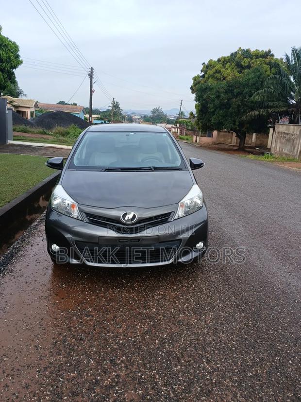 Toyota Vitz 1.3 AWD 3dr 2013 Gray