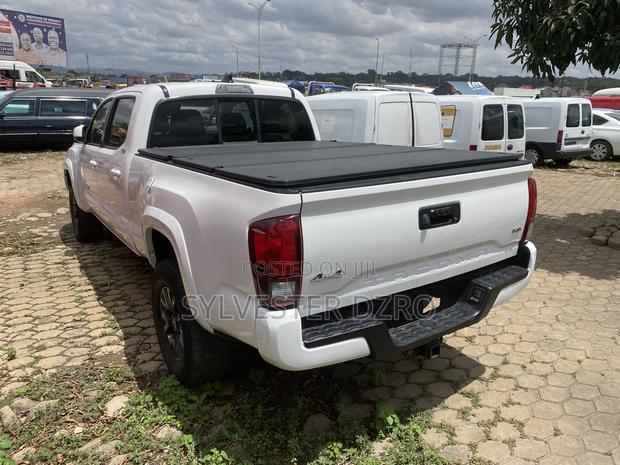 Toyota Tacoma 2022 White